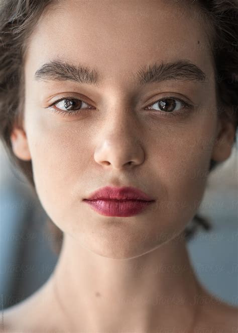 Portrait Of A Beautiful Young Girl Close Up Del Colaborador De