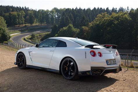 Nissan's legendary supercar with awd, 4 seats, a powerful v6 engine and the latest tech. Meet The 2017 Nissan GT-R Track Edition - Exotic Car List