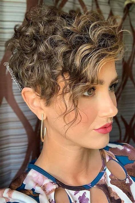 A woman with very short hair does not have many options to choose from when it comes to hairstyle. Trendige Kurzhaarfrisuren Damen Locken - FrsRen | Schöne ...