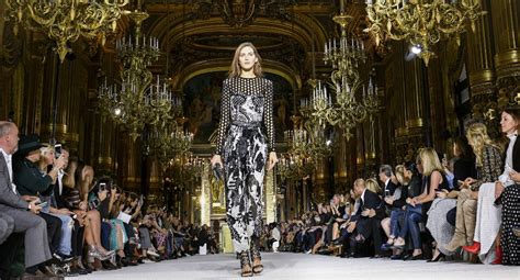 paris fashion week 2020 l événement maintenu en septembre prochain
