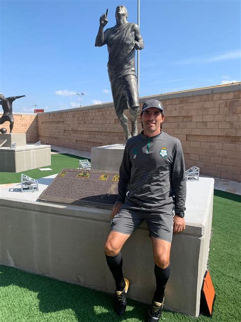 Conferencia de guillermo almada, previo al juego entre santos laguna y león del próximo domingo 21 de marzo. Guillermo Almada visita la estatua de Christian Benítez ...