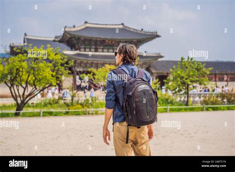 Hombre Turista En Corea Palacio Gyeongbokgung En Seúl Corea Del Sur
