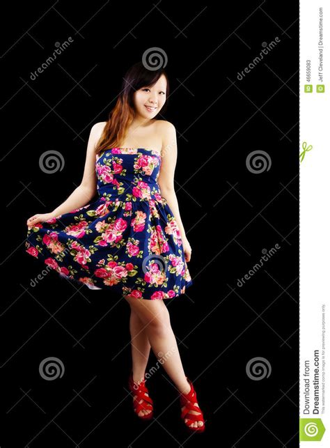 Jeune Femme Chinoise Tenant Le Sourire De Robe Florale Image Stock Image Du Asiatique Dame