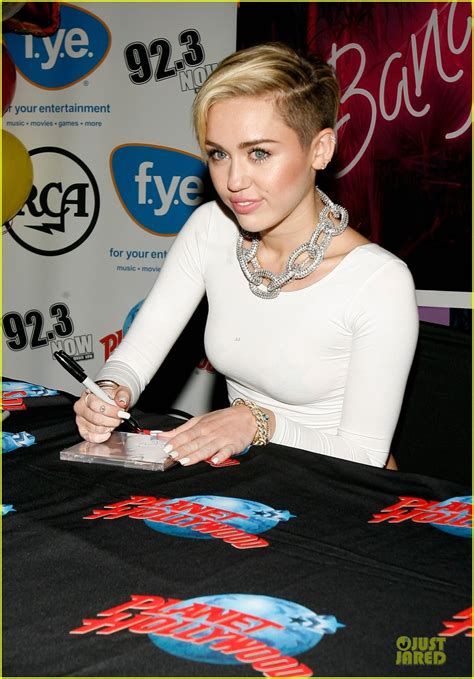 miley cyrus toned abs for bangerz album signing photo 2968625 miley cyrus photos just