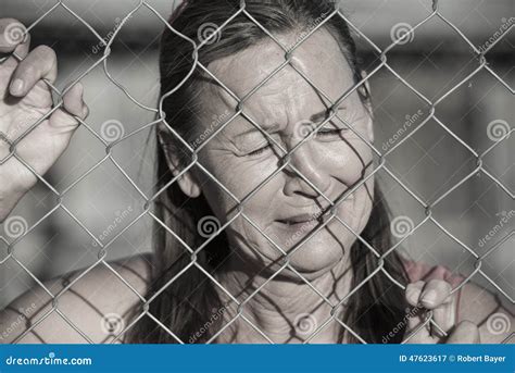 femme pleurante soumise à une contrainte à la barrière de prison image stock image du civil