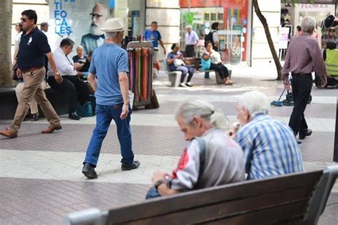 Sin embargo, no todas las personas que realizaron los retiros anteriores podrán recibir el tercero, ya que según el monto máximo de retiro está establecido en 150 uf y el mínimo corresponde a 35 uf. Comisión aprueba idea de legislar del tercer retiro ...