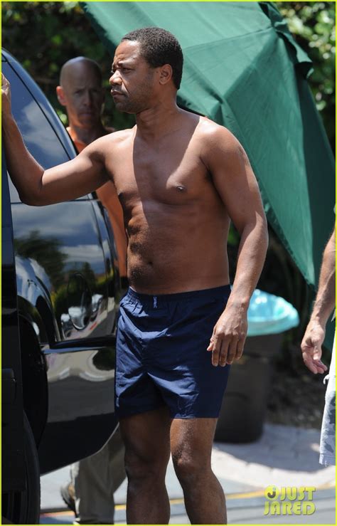 Cuba Gooding Jr Goes Shirtless As O J Simpson For American Crime