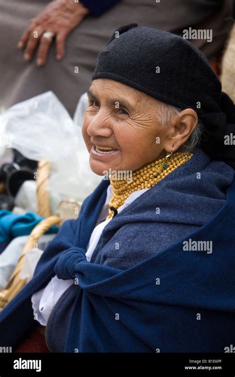 ancianos mujer ecuatoriana sobre mercado de otavalo en el norte de ecuador fotografía de stock