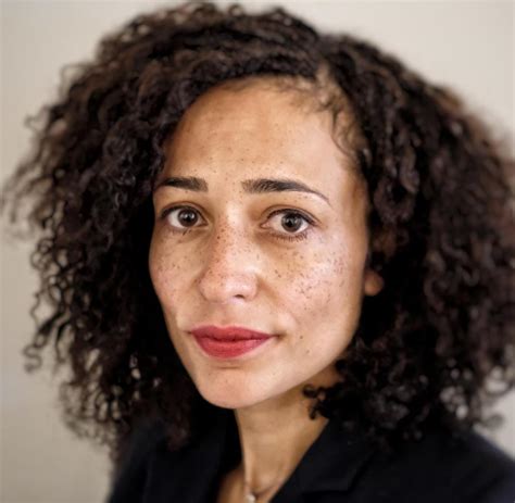 Zadie smith reveals her list of favorite books for the october 2005 issue of 'o, the oprah magazine.' zadie smith's bookshelf. „Swing Time" von Zadie Smith - WELT