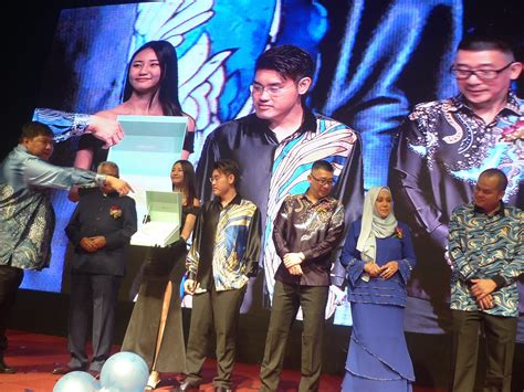 'datuk seri' berpelakuan gangster yang dikehendaki polis selepas didakwa memukul tiga anggota jabatan sukarelawan malaysia (rela) ketika sedang wajah & identiti datuk seri itu sudah dikenal pasti. Kee Hua Chee Live!: MYNEST IS NOW THE WORLD'S LEADING ...
