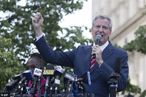 bill de blasio s biggest pac donors don t want him to be president daily mail online