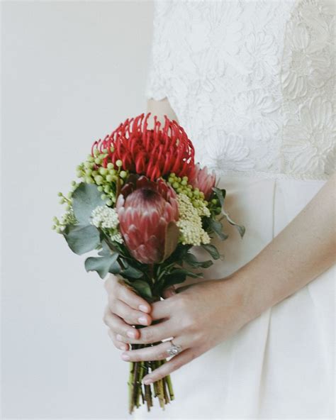 22 Petite Wedding Bouquets That Make A Big Statement Small Wedding