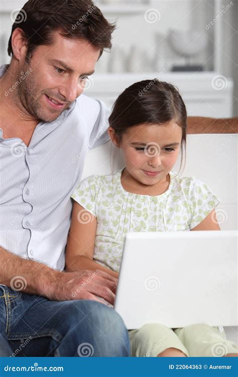 Padre E Hija Con La Computadora Portátil Imagen De Archivo Imagen De