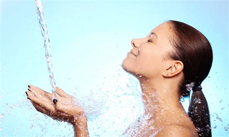 Benarkah Mencuci Wajah Dengan Shower Tidak Baik Untuk Kulit Wijaya