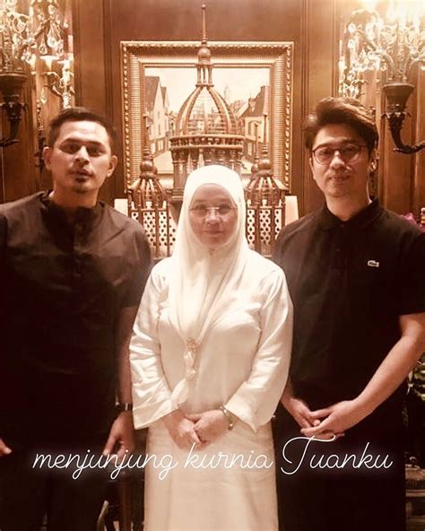 Pereka fesyen terkenal tanah air, datuk radzuan radziwill mengambil inisiatif menjahit peralatan perlindungan diri (ppe) untuk menampung permintaan daripada hospital untuk dibekalkan kepada petugas perubatan. "Sangat Humble, Ibarat Tengok Mak Kita Masak." Permaisuri ...