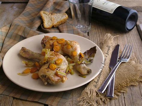 Tagliate a fette sottili metà del limone, dopo averlo. cosce di pollo al limone al forno
