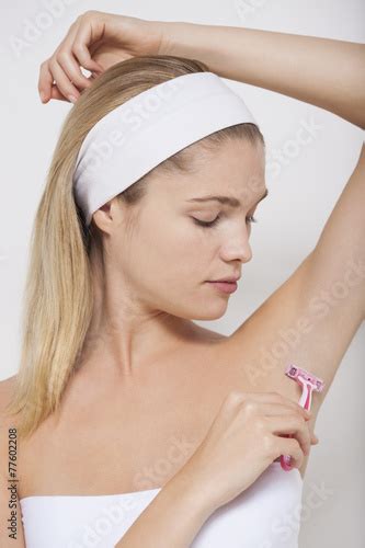 Beautiful Woman Shaving Her Armpit Photo Libre De Droits Sur La Banque Dimages
