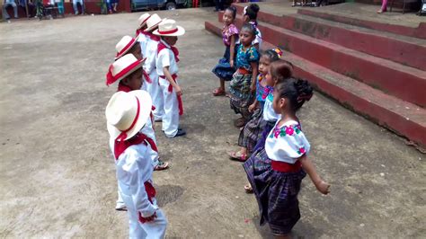 NiÑos De Pre Primaria Presentando Su Folclor Regional De Guatemala