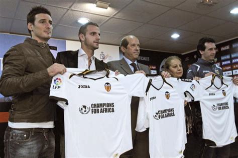 Calcio Spagna Valencia Con Sponsor Champions For Africa Ama La Maglia