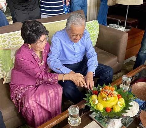 Mahathir mohamad was a doctor before becoming a politician with the umno party and ascended quickly from member of parliament to prime minister. Tun Dr. Mahathir Celebrates 64 Years of Marriage with Tun ...