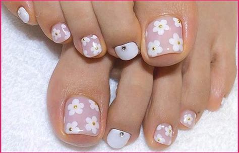 Cómo pintar flores pequeñas en las uñas de los pies. Diseños de uñas con flores - UñasDecoradas CLUB