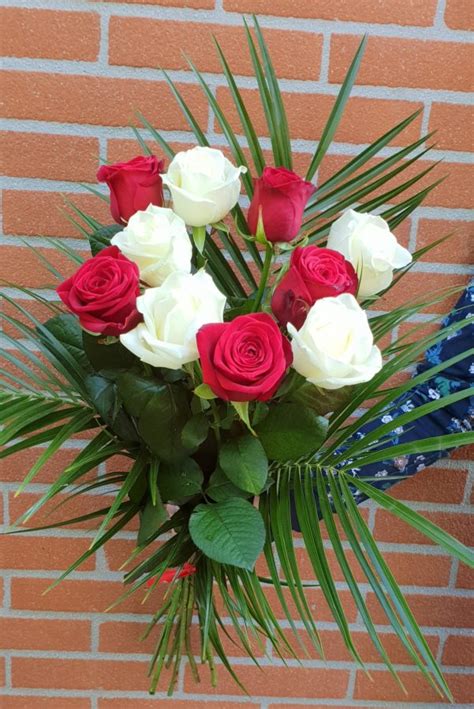 Bouquet De Grandes Roses Rouges Et Blanches Et Feuillage Livraison