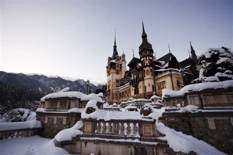 Castello Di Peles In Romania Durante Linverno Fotografia Stock