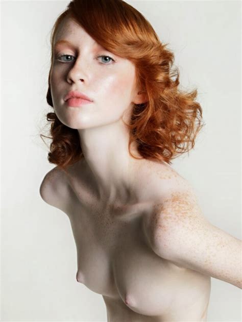Pale Redhead Topless Personne