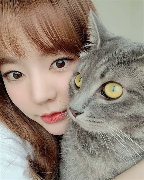 Check Out Snsd Sunny S Cute Selfies With Her Cat Wonderful Generation