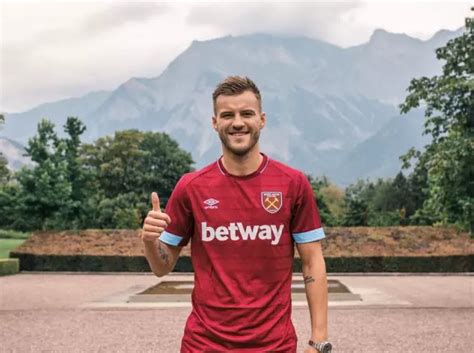 Born 23 october 1989) is a ukrainian professional footballer who plays as a winger or forward for english premier league club west ham united and the ukraine national team. Пока у Андрея Ярмоленко бронза среди лучших трансферов АПЛ ...
