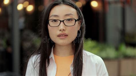 Portrait D Une Fille Asiatique En Lunettes Regardant Dans La Caméra Belle Métisse Branchée