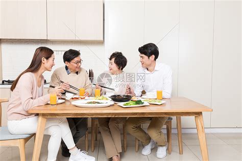 一家人一起开心吃饭高清图片下载 正版图片500813158 摄图网