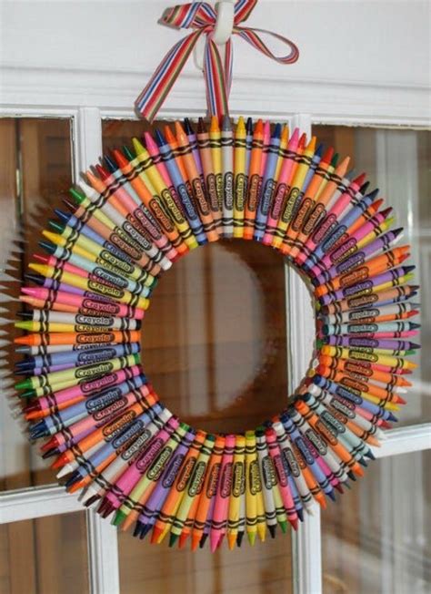 A Colorful Crayon Wreath Crayon Crafts Wreaths Crayola Art