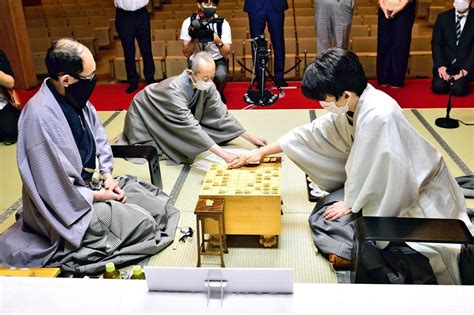 The site owner hides the web page description. 藤井棋聖、飛車を捨てる決断の一手…封じ手開き王位戦第4局 ...