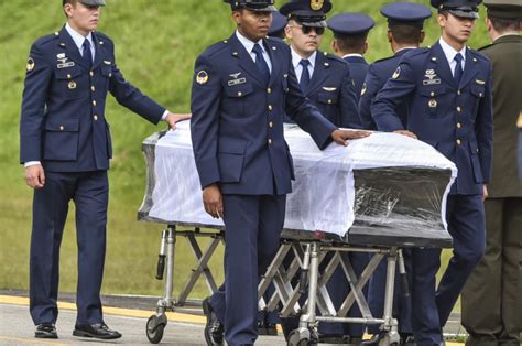 El accidente que sufrió un avión de la compañía aérea boliviana lamia con 81 personas a bordo, dejó más de 70 muertos, entre ellos, jugadores del equipo brasileño chapecoense. Entrega de cuerpos de víctimas de accidente de vuelo del ...