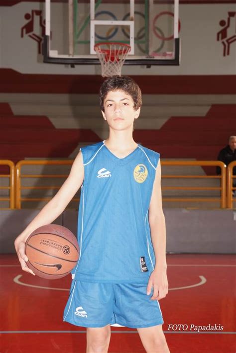 Αριστερός, πεισματάρης και ασυμβίβαστος ο σπύρος κομίνης ακολούθησε το δικό του δρόμο στη δημοσιογραφία επιμένοντας μέχρι τέλους στις ιδέες του. Α.Σ. ΑΡΗΣ ΘΗΒΑΣ: ΑΚΑΔΗΜΙΑ ΜΠΑΣΚΕΤ 2011-12 ΤΜΗΜΑ ΜΙΝΙ ΑΓΟΡΙΑ