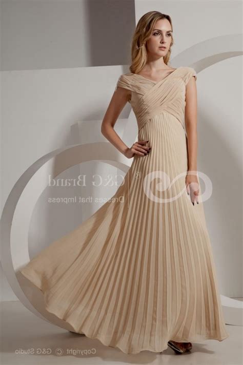 After all, you want to look your best on your plenty of beautiful gowns for mothers of the bride are available to choose amongst, from formal gowns to casual dresses, that will fit whatever beach style. Mother of the bride dresses beach wedding looks | B2B Fashion