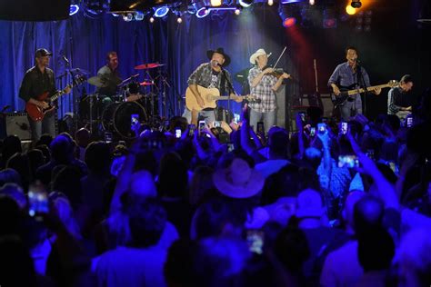 Garth Brooks Dive Bar Chicago Show Review An Electrifying Intimate