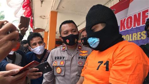 Ditangkap Polisi Ini Penampakan Pria Pembakar Rumah Sekeluarga Di Ciputat