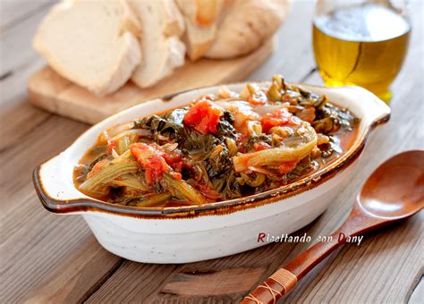 La bieta stufata con il pomodoro è un contorno perfetto per la stagione calda, si realizza facilmente togliete la campana e fate addensare ancora i pomodori 3 minuti temp varoma vel 1, frullate per 10. Bietole al pomodoro piccante, ricetta leggera e saporita