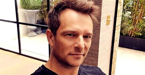 «die schweizer insel deute ich heute positiv». David Hallyday rend hommage à son père, Johnny Hallyday ...