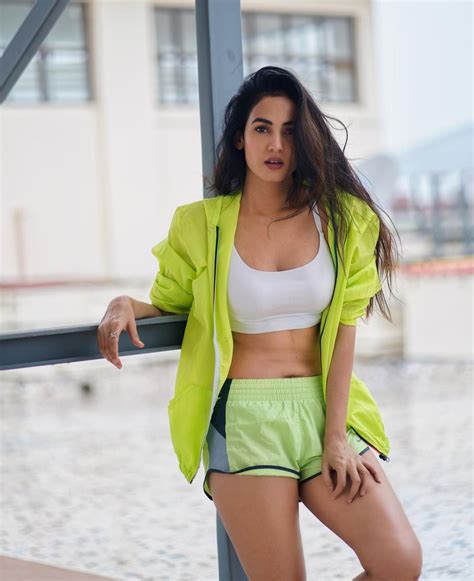 Sonal Chauhan Shows Off Her Curves In Throwback Bikini Photo See Her Sexy Pictures News18
