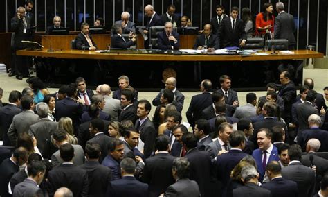 Câmara aprova urgência para projeto que regulamenta terceirização