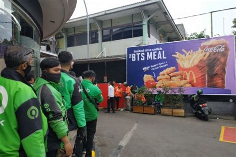 Viral Produk BTS Meal, Antrean Ojol Mengular di McD Bandung