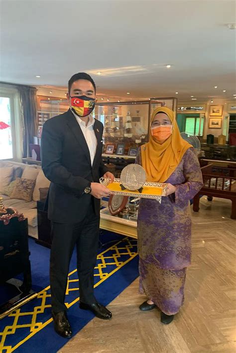 Learn vocabulary, terms and more with flashcards, games and other study tools. Ketua Pegawai Eksekutif MBI Selangor Menghadap Raja Muda ...