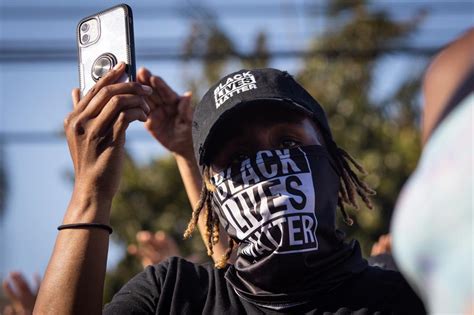 Consideran que más que conmemorar, se debe trabajar para crear conciencia frente a los hechos de discriminación. Familia de afroamericano que murió baleado al interior de ...