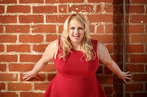 März in sydney, new south wales geboren und ist eine australische. Summer Sneaks: Rebel Wilson scales new heights in 'Pitch ...