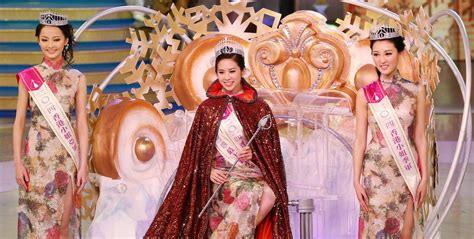 Cette année, c'est la belle veronica shiu 邵珮詩 qui a été couronnée miss hong kong 2014 avec 156.191 votes en sa faveur. Veronica Shiu crowned Miss Hong Kong 2014