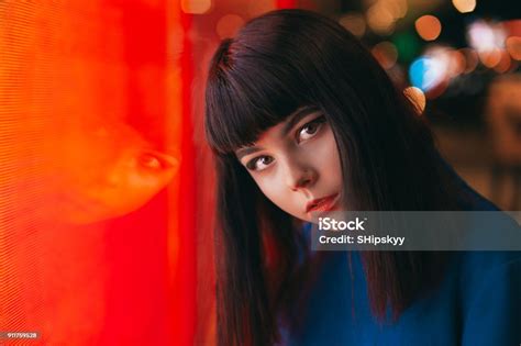 젊은 일본 여자 대 근처 네온 조명과 카메라에 포즈 빨간색과 파란색 빛 밤 시간 거리 네온에 대한 스톡 사진 및 기타 이미지 네온 메이크업 화장품 패션모델 istock