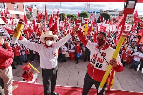 Es el profesor, #pedrocastillo , candidato presidencial perú libre, realizando la técnica del arado de la tierra. Pedro Castillo, así fue la campaña del candidato de Perú ...